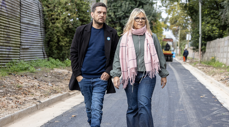 Fabiani y Paula eichel recorrieron la pavimentación de la calle Bradley en Burzaco