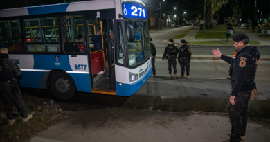 Con controles preventivos arriba de colectivos, la Policía Bonaerense profundiza los operativos en Alte Brown Con controles preventivos arriba de colectivos, la Policía Bonaerense profundiza los operativos en Alte Brown
