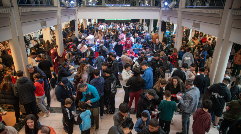 Fiebre mundialista en Alte Brown: un multitud colmó la Casa de la Cultura en una jornada de intercambio de figuritas 3 20260603 brown figuritas ópticas con descuentos