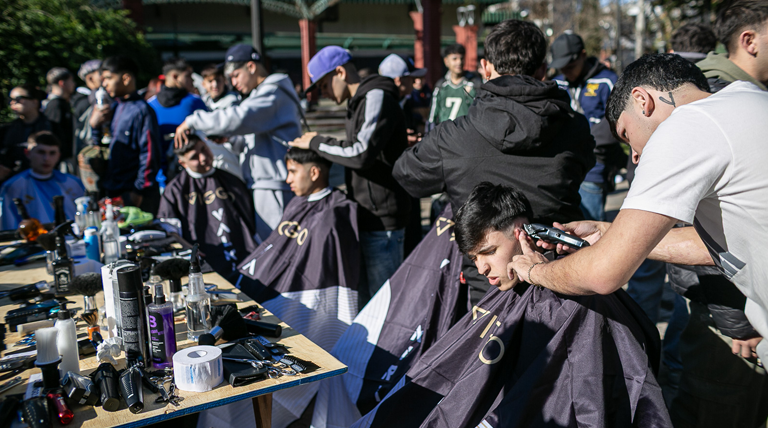 El Municipio acompañó una multitudinaria jornada solidaria de barberos en Almirante Brown