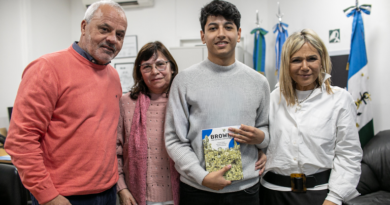 El Municipio acompaña a estudiante universitario de Claypole que viaja a Europa y sueña con sumarse al sector aeroespacial y la robótica El Municipio acompaña a estudiante universitario de Claypole que viaja a Europa y sueña con sumarse al sector aeroespacial y la robótica