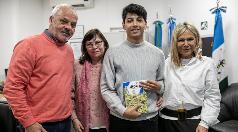 El Municipio acompaña a estudiante universitario de Claypole que viaja a Europa y sueña con sumarse al sector aeroespacial y la robótica El Municipio acompaña a estudiante universitario de Claypole que viaja a Europa y sueña con sumarse al sector aeroespacial y la robótica