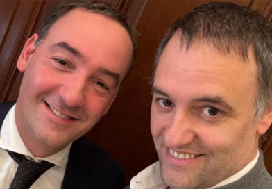 Denuncia contra Manuel Adorni por designaciones irregulares en el Estado