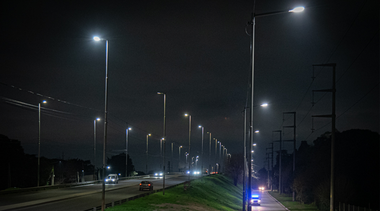 20260724 iluminacion brown Alte Brown avanza con la instalación