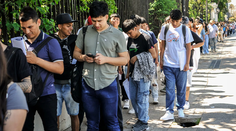 Jóvenes vulnerables en Argentina rozan el 50% y crece la desconexión social