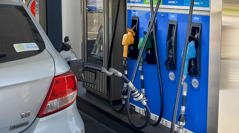 Venta de combustibles en Argentina cae 2,9% en junio y acumula cinco meses de baja