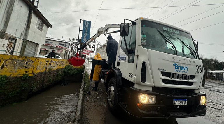 Almirante Brown profundiza los operativos de limpieza de arroyos y desagües frente a las intensas lluvias