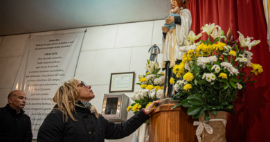 Emoción, muestras de fe y devoción de los fieles brownianos en la Vigilia de San Cayetano en Burzaco