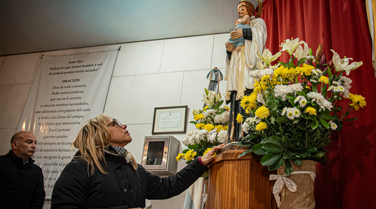 Emoción, muestras de fe y devoción de los fieles brownianos en la Vigilia de San Cayetano en Burzaco