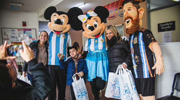Día de las Infancias: el Municipio de Alte Brown sorprendió con regalos a los niños en los hospitales Oñativia y Meléndez Día de las Infancias: el Municipio de Alte Brown sorprendió con regalos a los niños en los hospitales Oñativia y Meléndez