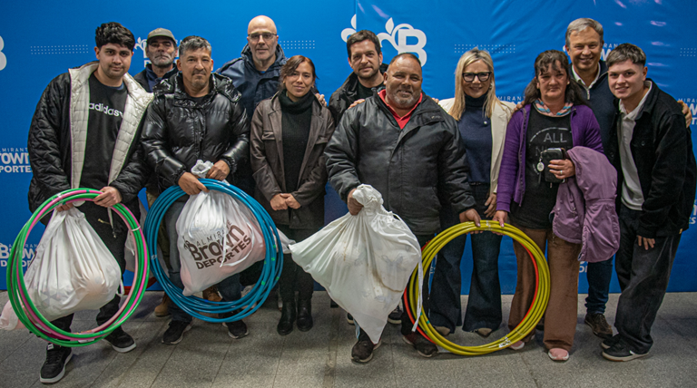 El Municipio entregó material deportivo a 72 clubes de barrio de Almirante Brown