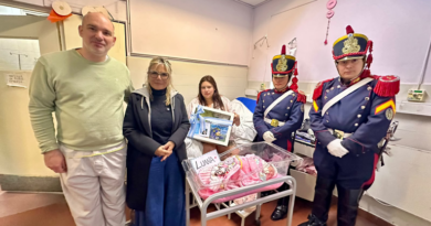 Granaderos entregaron ajuares sanmartinianos a dos bebés brownianos nacidos el 24 de agosto