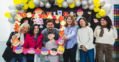 Fabiani y Paula Eichel entregaron anteojos a alumnos de escuelas primarias de Mármol y Adrogué Fabiani y Paula Eichel entregaron anteojos a alumnos de escuelas primarias de Mármol y Adrogué