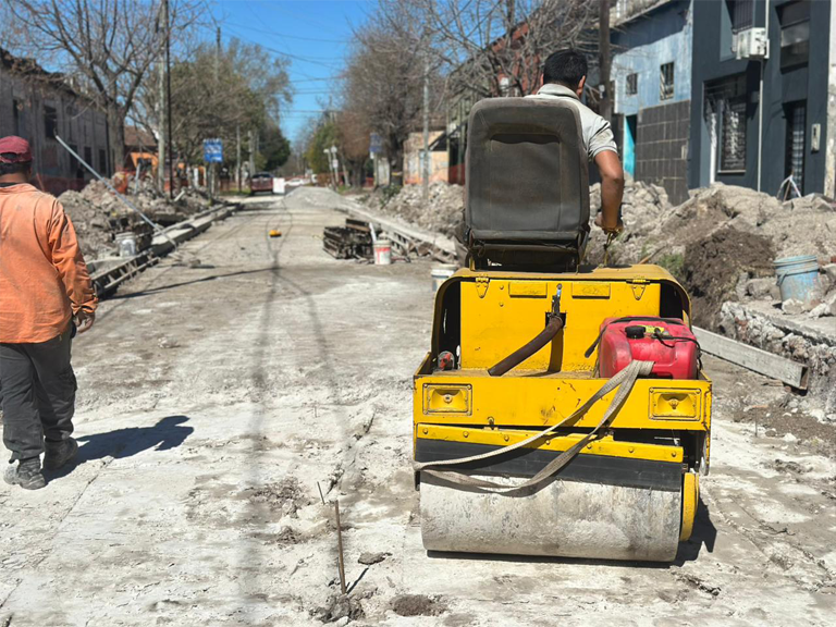 El Municipio avanza con obras viales para mejorar la accesibilidad y la circulación en los barrios de Alte Brown 2 20260907 OBRAS ALTE BROWN obras viales