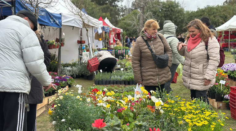 Cientos de vecinos desafiaron al clima y disfrutaron de la Expo Feria, que continúa hoy domingo de 10 a 18 1 20260912 expo feria granja educativa municipal Expo Feria
