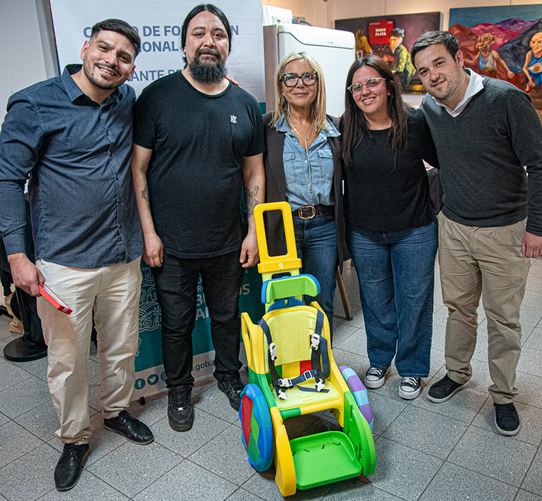 El Municipio reconoció a un docente y a alumnos de Claypole que fabricaron una silla de ruedas con impresión 3D 2 20260923 silla1 silla de ruedas con impresión 3D