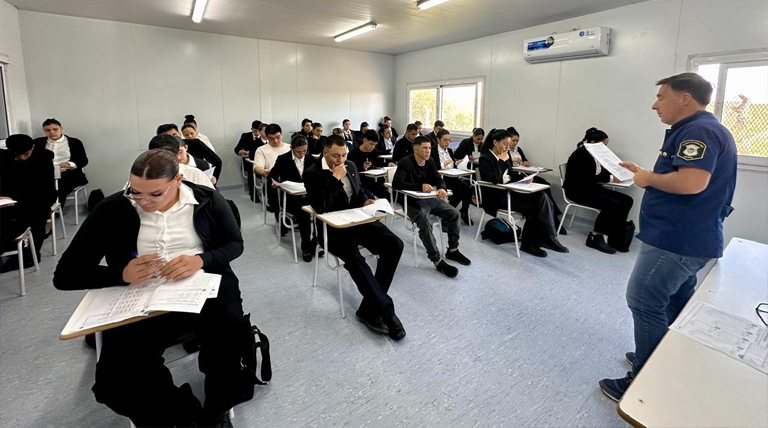 El Municipio acompaña a 700 aspirantes a policías brownianos que rinden su examen 2 20260929 Brown examen policia1 700 aspirantes a policías brownianos