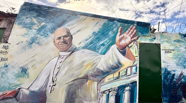 El Municipio comenzó a pintar murales para darle la bienvenida al Papa León XIV