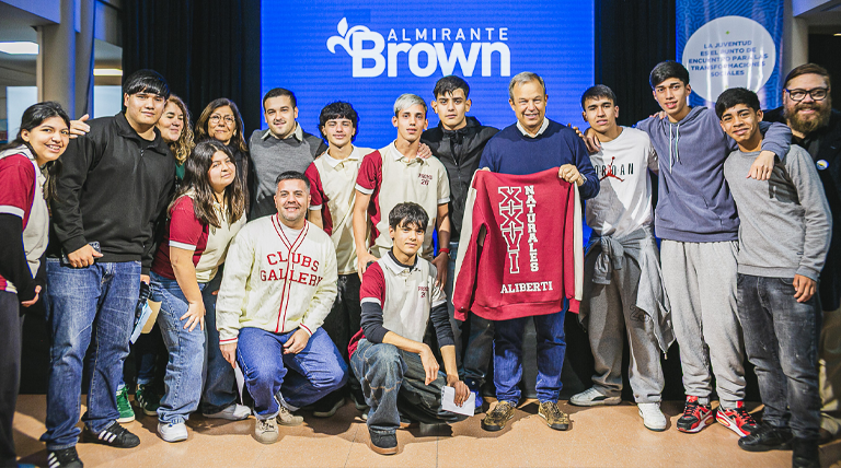 20261028 brown aula Jóvenes Innovando
